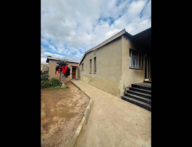3 BEDROOM HOUSE FOR SALE IN DIEPKLOOF ZONE 6